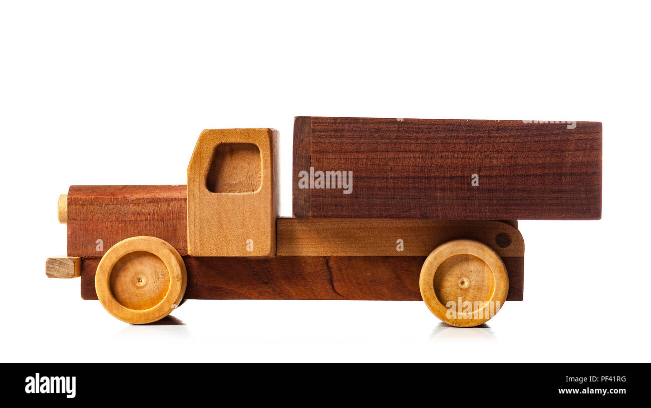 Jouet camion en bois isolé sur fond blanc. Banque D'Images