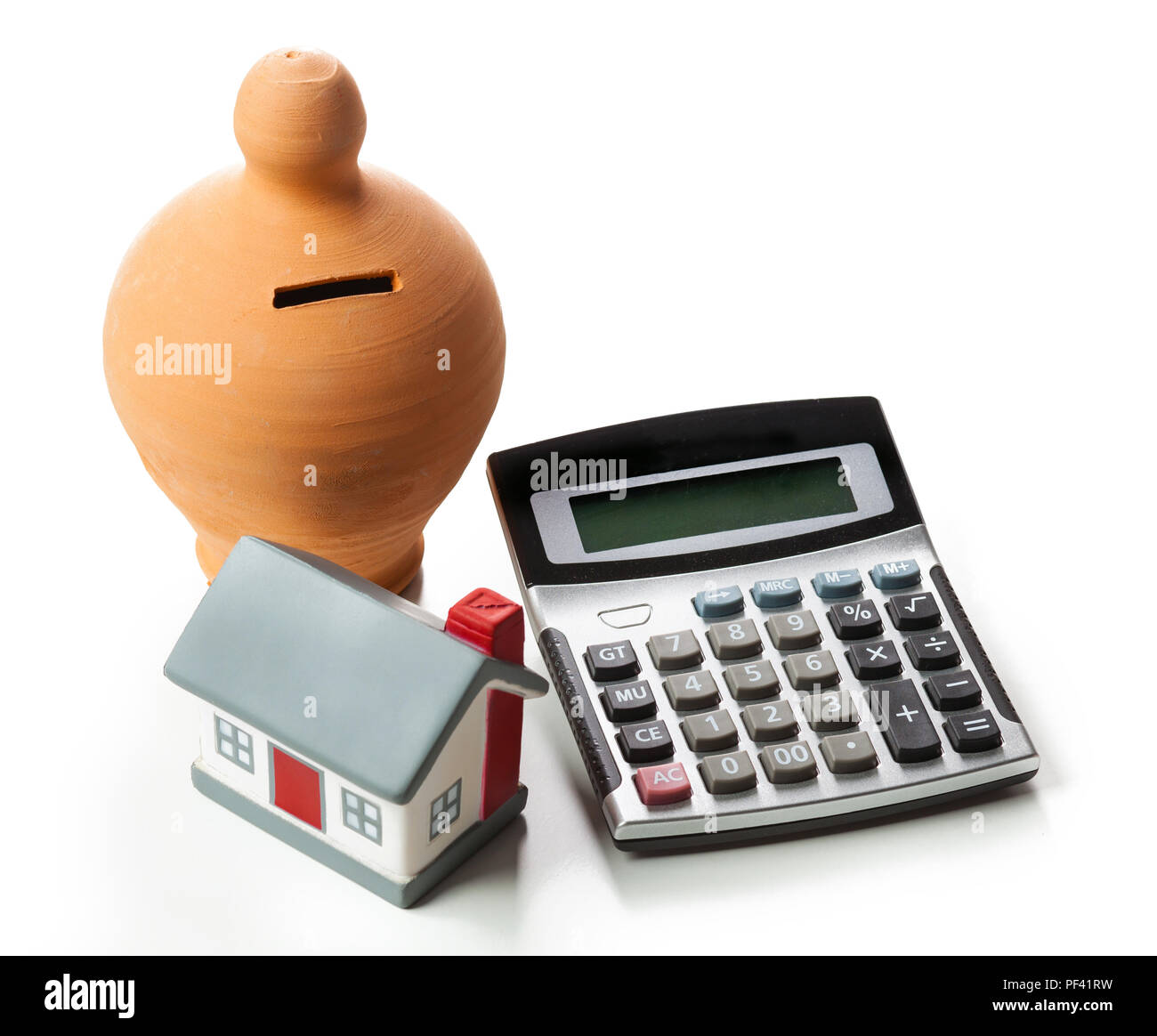 Le concept de l'épargne pour acheter une maison. De l'argent fort et calculatrice isolé sur fond blanc. Banque D'Images