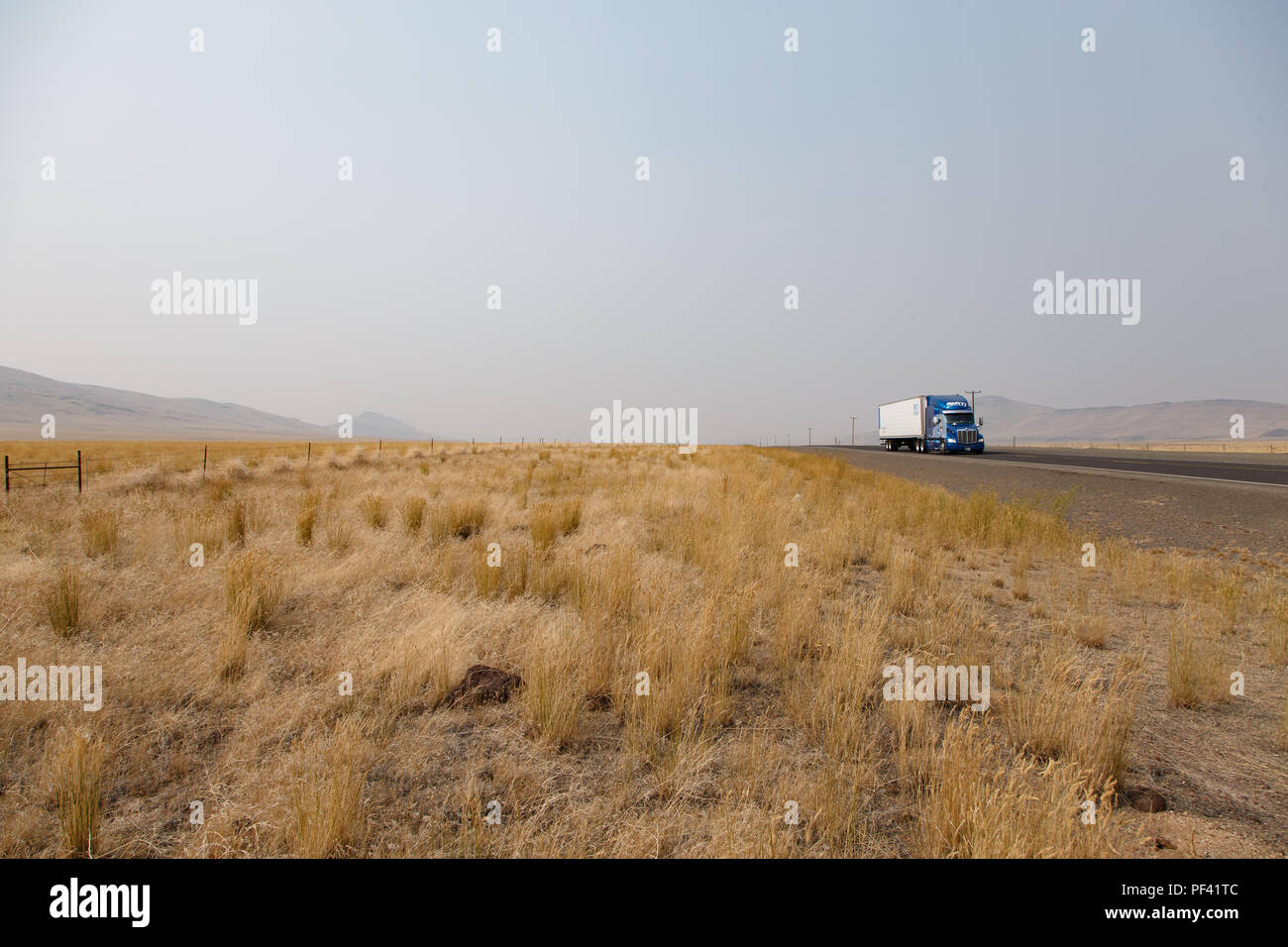 La fumée des feux de forêt à travers l'ouest des États-Unis et du Canada empêche l'air près de col bleu sur la route 95 près de McDermitt, Oregon. Aug 17, 2018 Banque D'Images