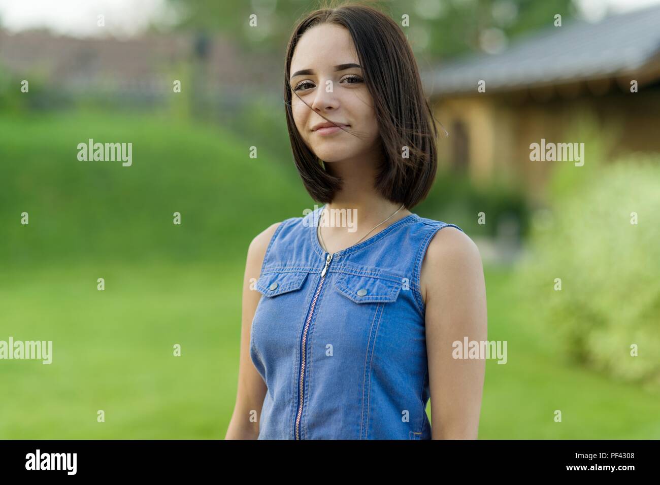 Portrait de plein air d'une jolie jeune fille de 16 ans Banque D'Images