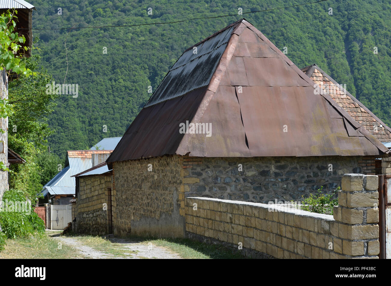 Kis village près de Sheki, dans les contreforts du Grand Caucase du nord de l'Azerbaïdjan Banque D'Images