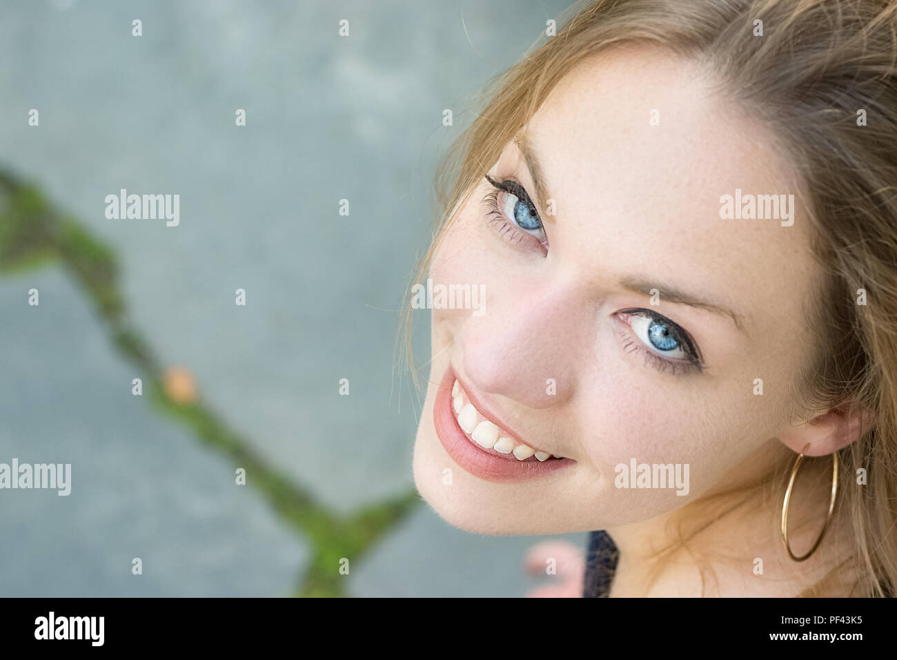 Portrait d'une jeune femme blonde aux yeux bleus à pleines dents, sourire, des dents en bonne santé. Banque D'Images