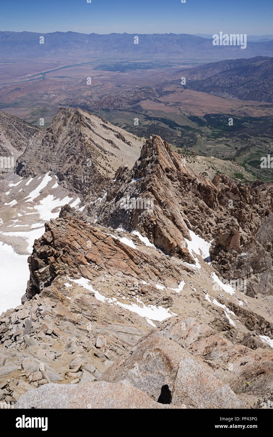 Vue vers le bas l'arête est du mont Humphreys dans les montagnes de la Sierra Nevada en Californie près de Bishop Banque D'Images
