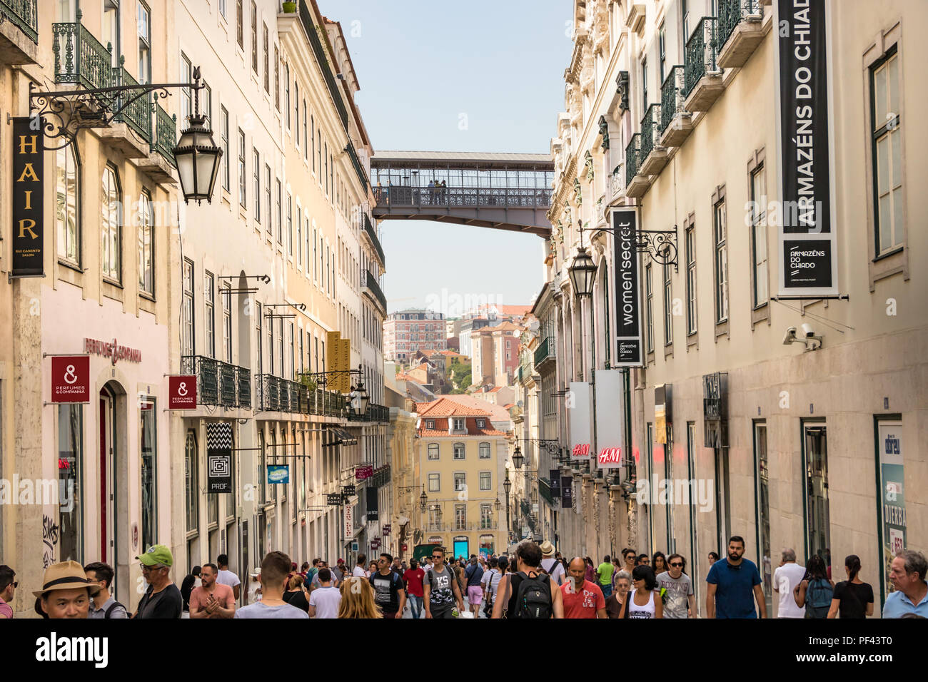 Lisbonne, Portugal - Juillet 9th, 2018 : vue d'une rue commerciale bondée Rua do Carmo au centre-ville de Lisbonne. Banque D'Images
