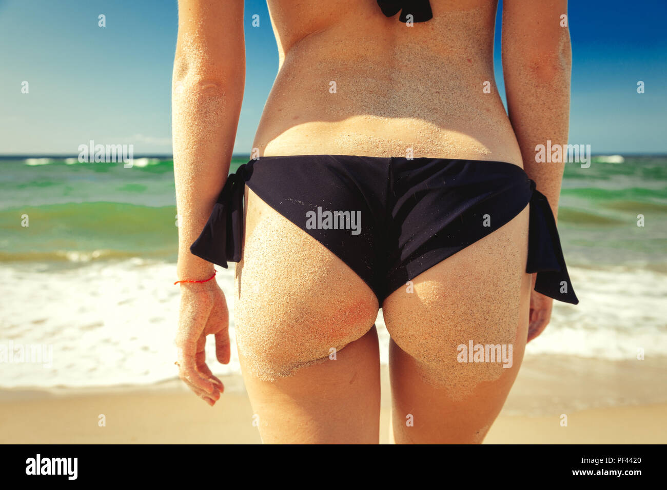 Belle femme fesses en maillot de bain sur fond de mer libre Photo Stock -  Alamy