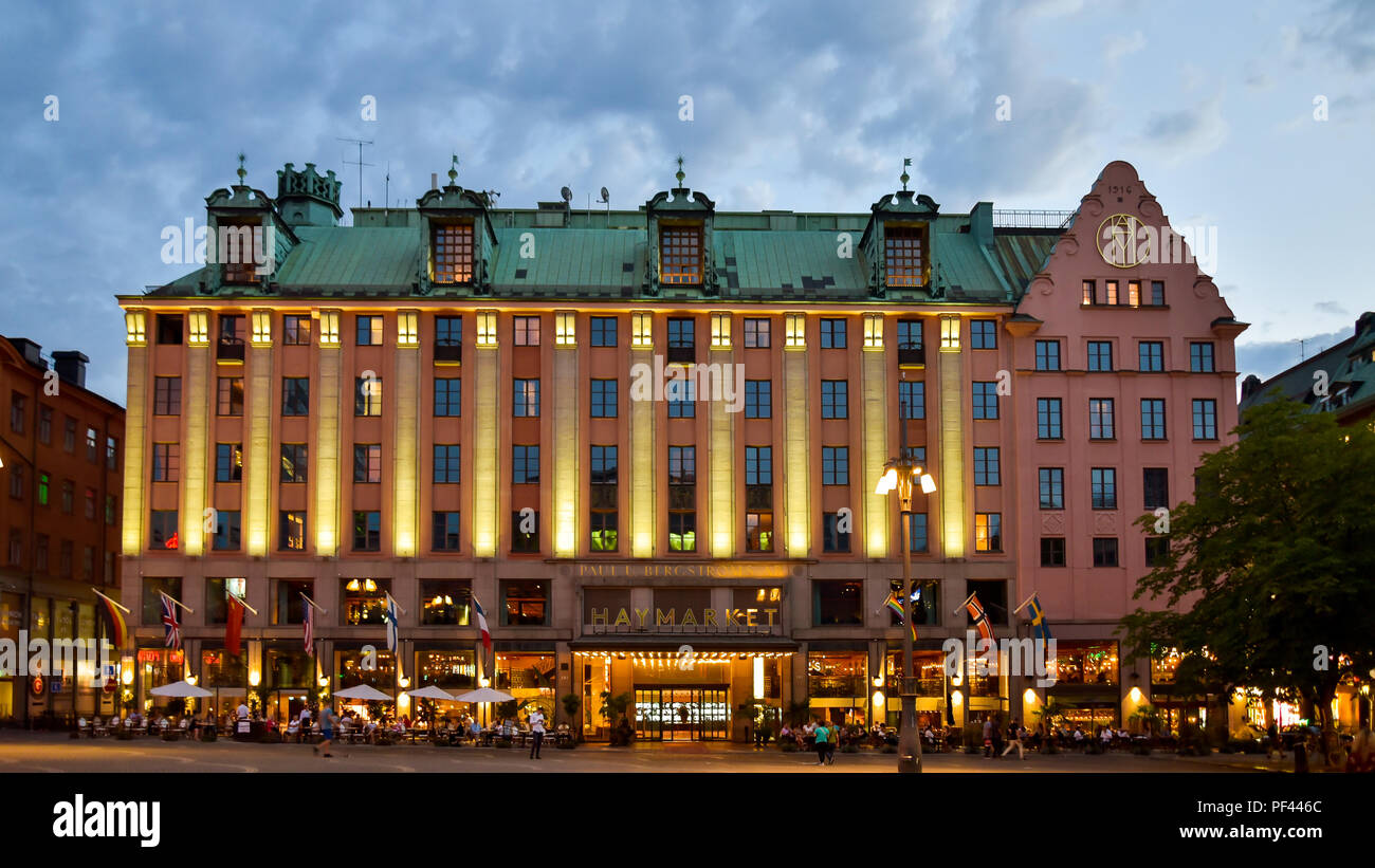 Le Haymarket Hotel sur une nuit d'été, place Hötorget, Stockholm, Suède. Banque D'Images