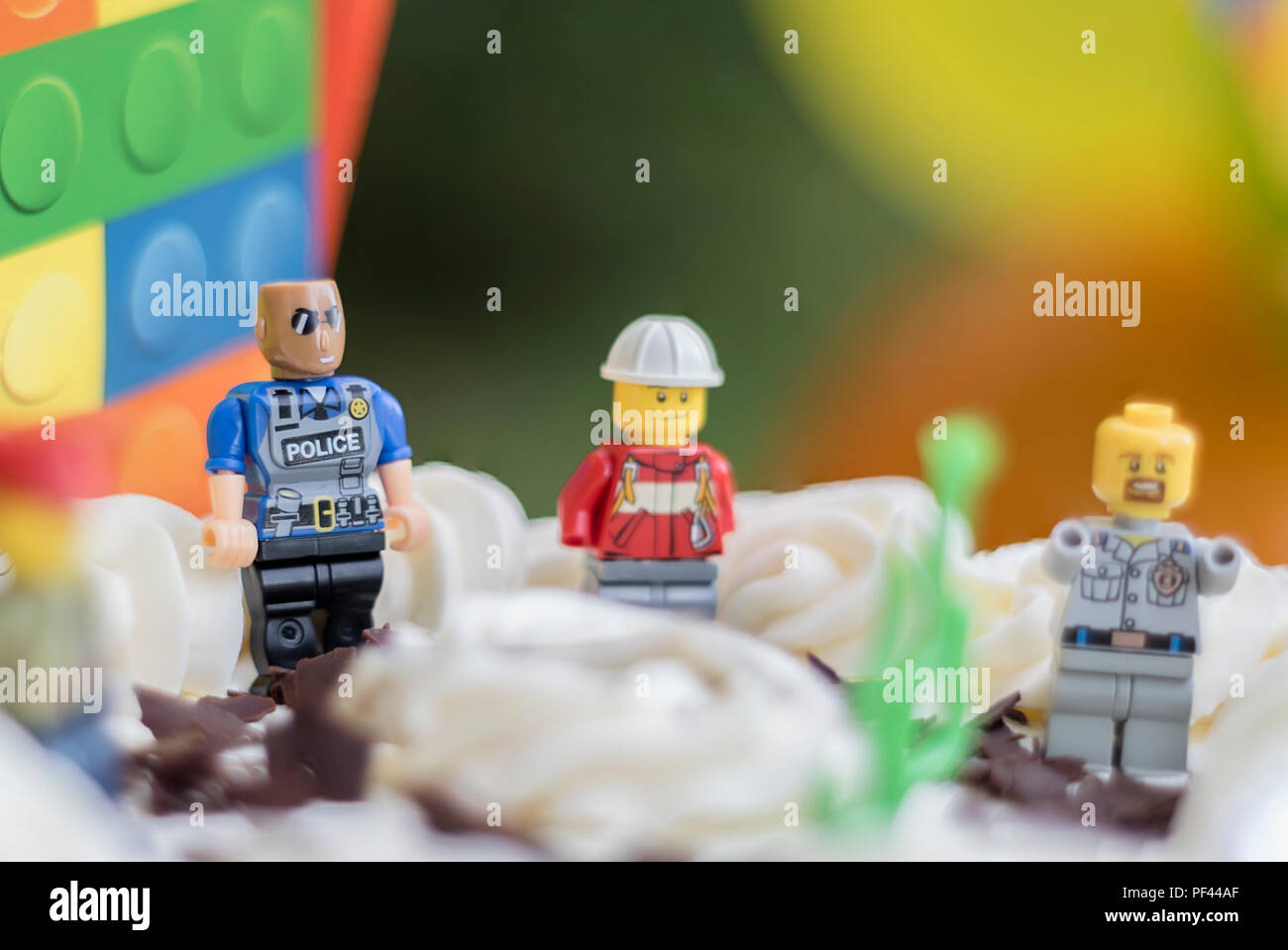 New York Usa Aug 10 18 Les Personnages Lego Playmobil 5116 Moto Monte Sur Un Gateau D Anniversaire Photo Stock Alamy