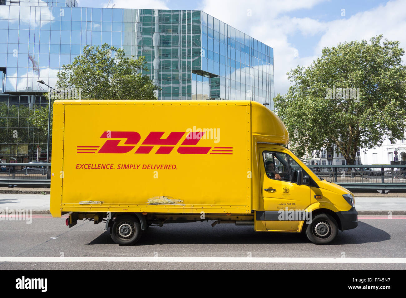 DHL - Excellence, simplement livrés, la livraison van sur le centre de Londres, UK Banque D'Images
