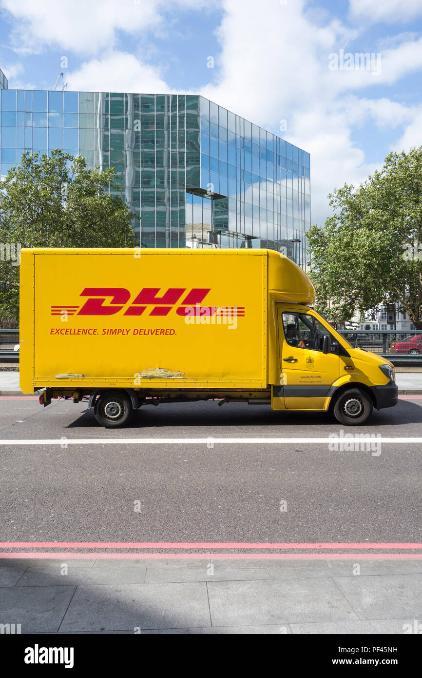 DHL - Excellence, simplement livrés, la livraison van sur le centre de Londres, UK Banque D'Images