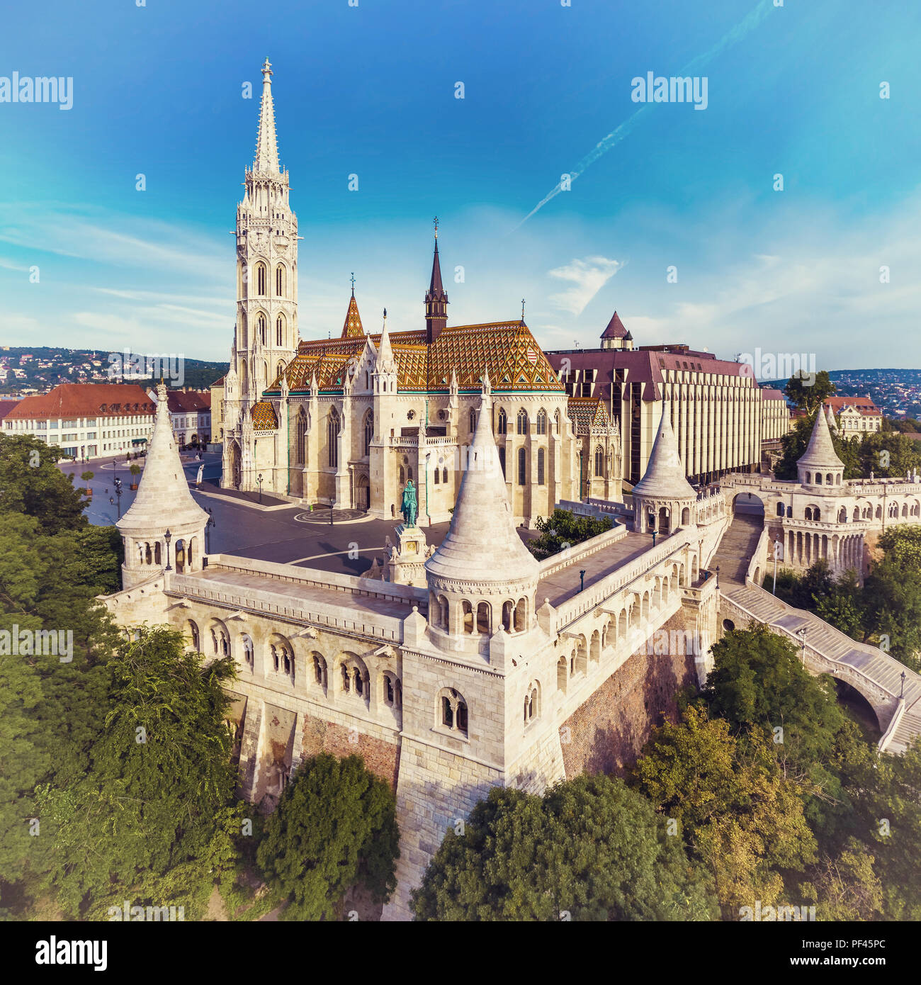 Budapest, Hongrie - vue aérienne de la célèbre du Bastion des Pêcheurs (Halaszbastya) et Matthias Church (église Matyas) le matin avec collines de Buda à ba Banque D'Images