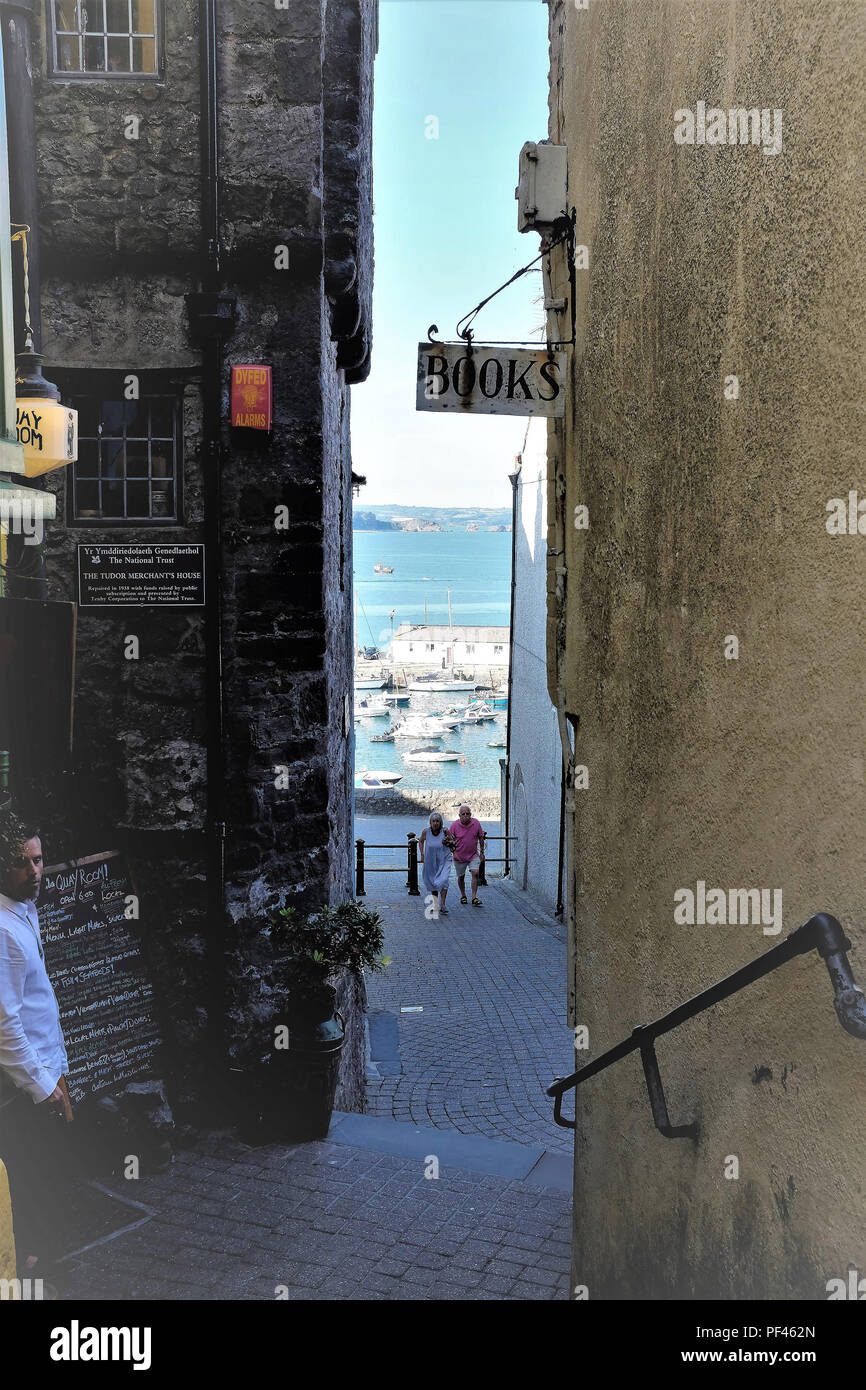 Pembrokehsire, Tenby, Pays de Galles, Royaume-Uni. Le 26 juillet 2018. Les vacanciers à monter le quai historique hill à partir de pont à la rue High street à Tenby Banque D'Images