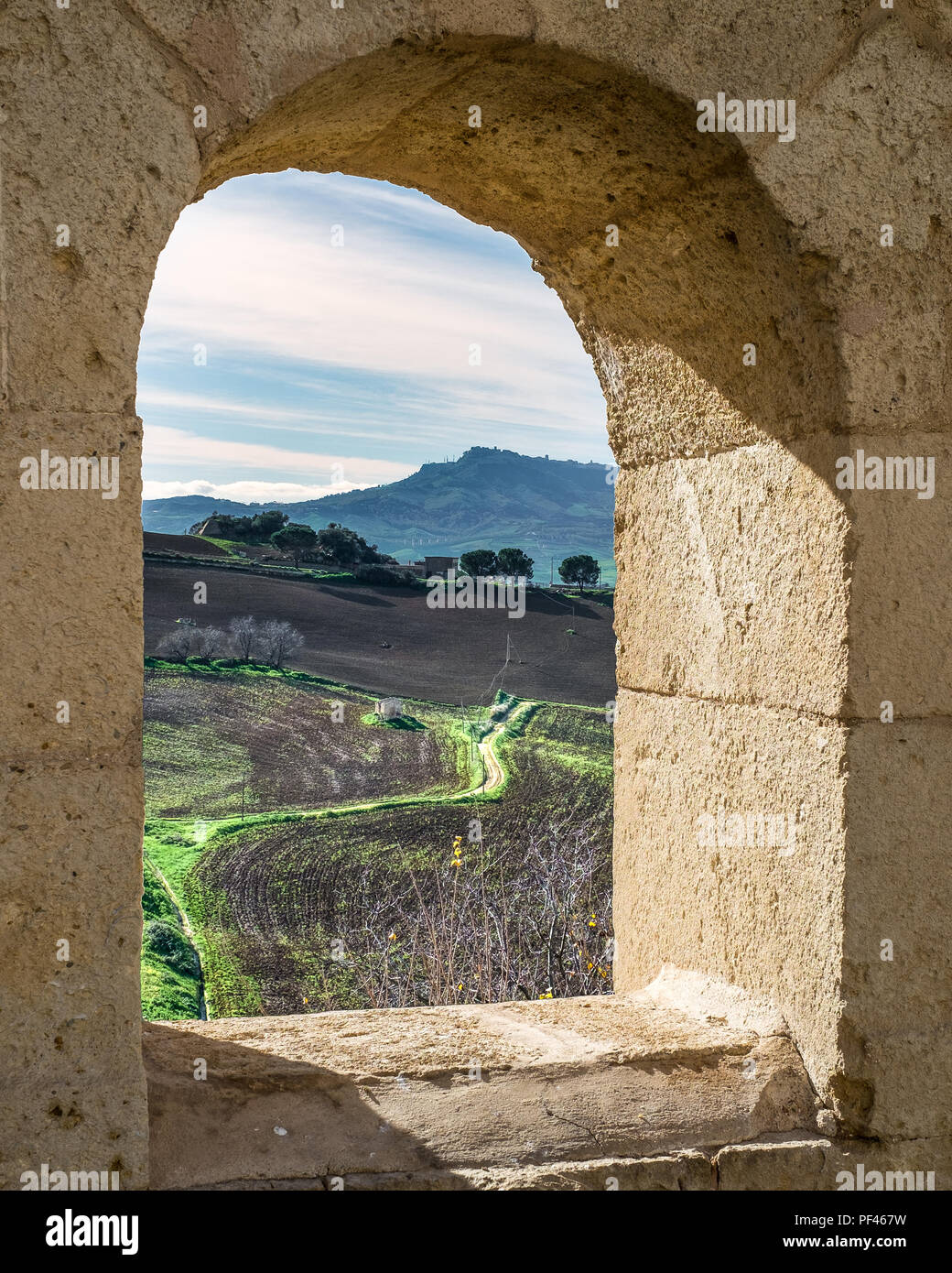 Paysage à l'intérieur des terres siciliennes vu à travers une fenêtre de vieilles pierres Banque D'Images