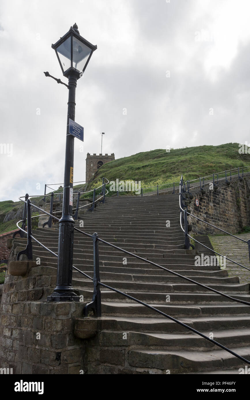 Le célèbre 199 marches à Whitby, sur la côte de North Yorkshire, Angleterre. Banque D'Images