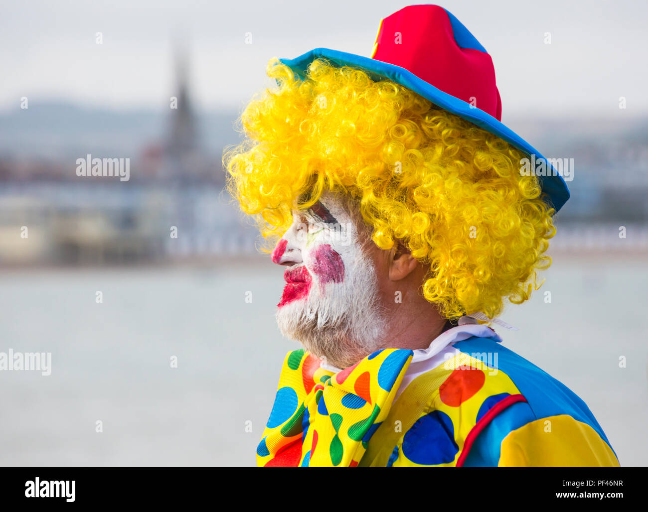 Clown colorés qui prennent part à la procession annuelle carnival parade à Weymouth, Dorset UK en Août Banque D'Images