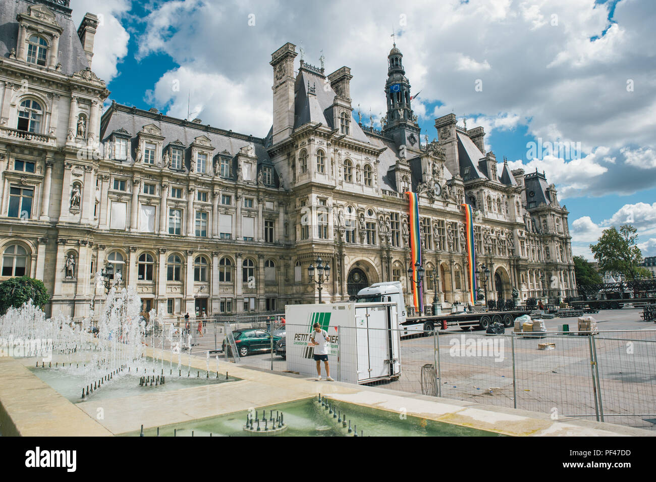 Bâtiment historique, typique à Paris avec style parisien Banque D'Images
