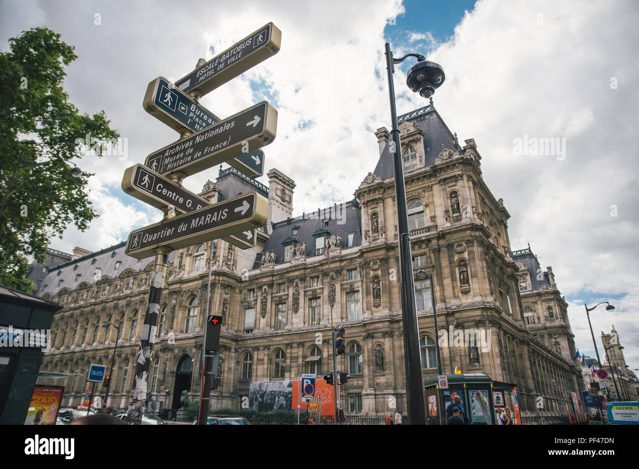 Bâtiment historique, typique à Paris avec style parisien Banque D'Images