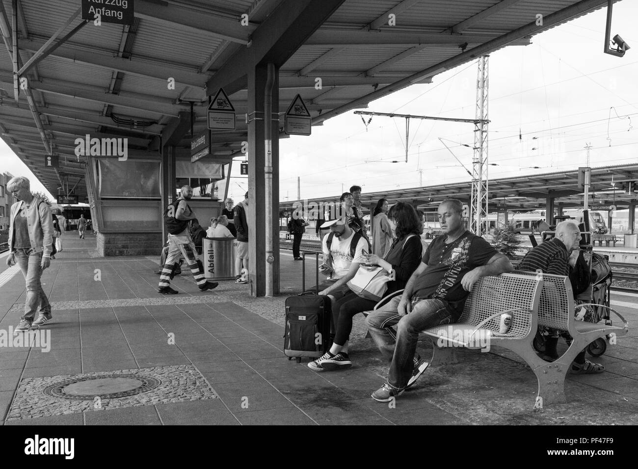 Berlin, Allemagne, 1er septembre 2017, les navetteurs, d'attente sur la plate-forme, la ligne S-Bahn n° 5, à l'à Warschauer Str., © Peter SPURRIER. Banque D'Images