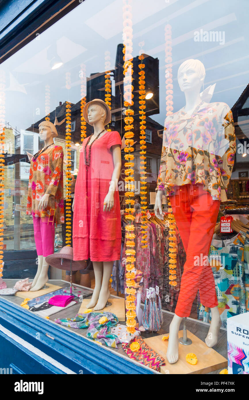 Affichage de vitrine colorée avec des mannequins portant des vêtements de couleur rose orange estivale vêtements Vêtements à Salisbury, Wiltshire, Royaume-Uni en août Banque D'Images