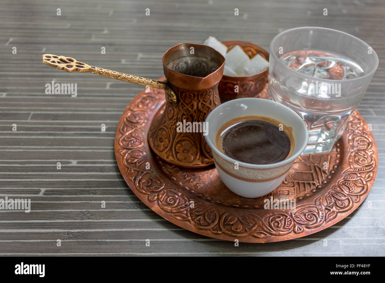 Café traditionnel et de vieux plats, la culture, la Bosnie Bosnie Banque D'Images