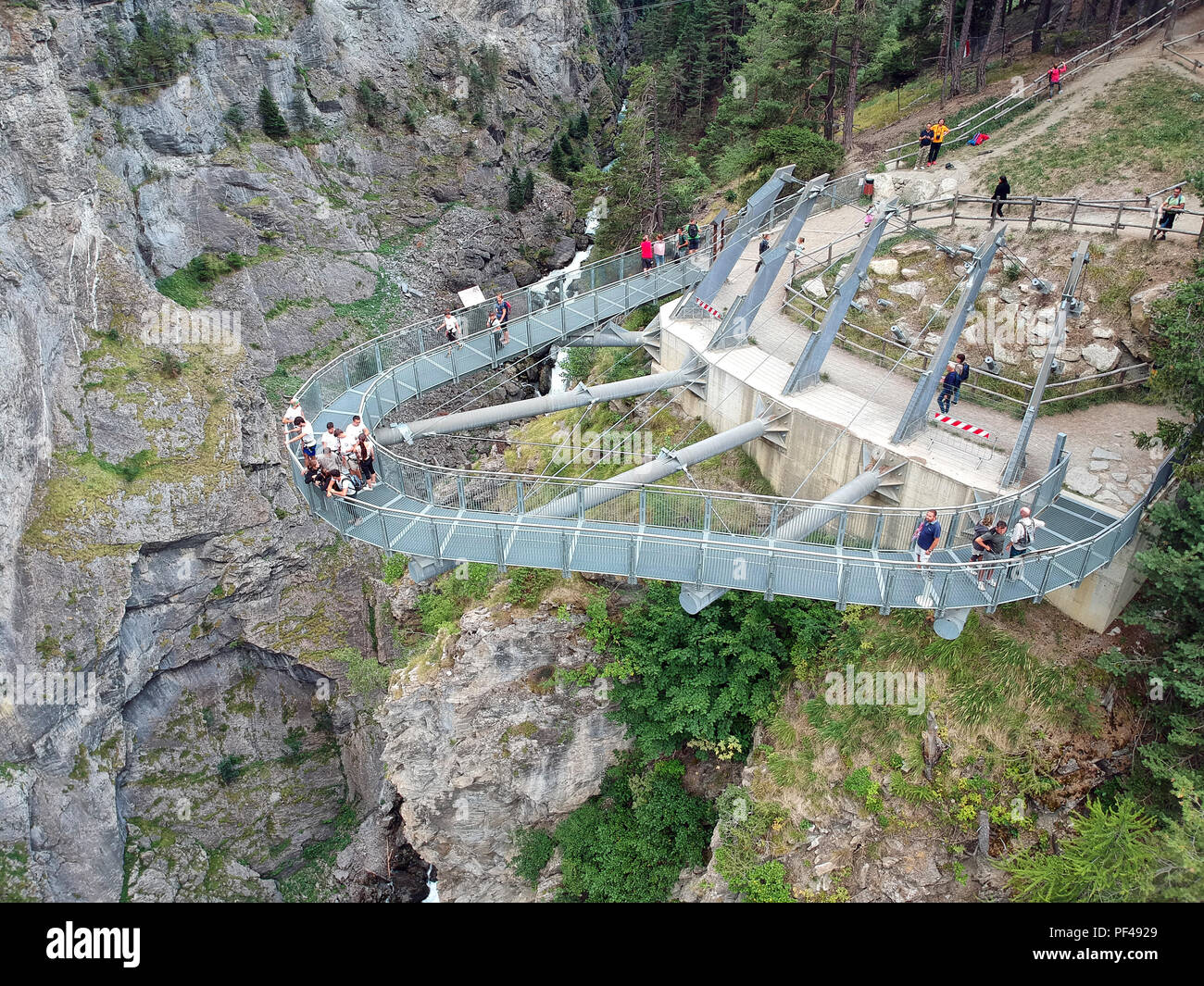 Passerelle suspendue au-dessus de la gorge du parc de Pré-Saint-Didier - Pré-Saint-Didier, Aoste / Italie Banque D'Images