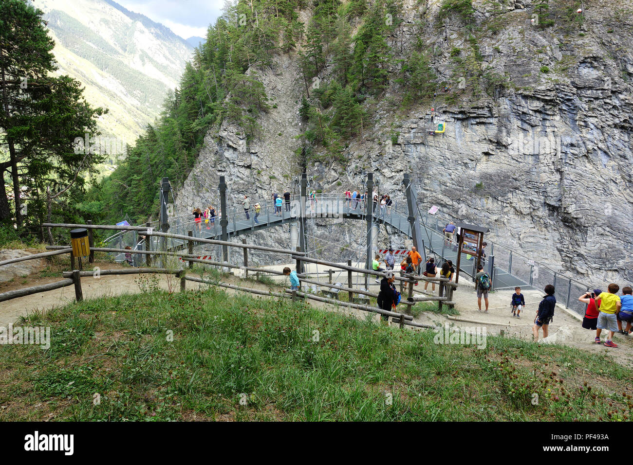 Passerelle suspendue au-dessus de la gorge du parc de Pré-Saint-Didier - Pré-Saint-Didier, Aoste / Italie Banque D'Images