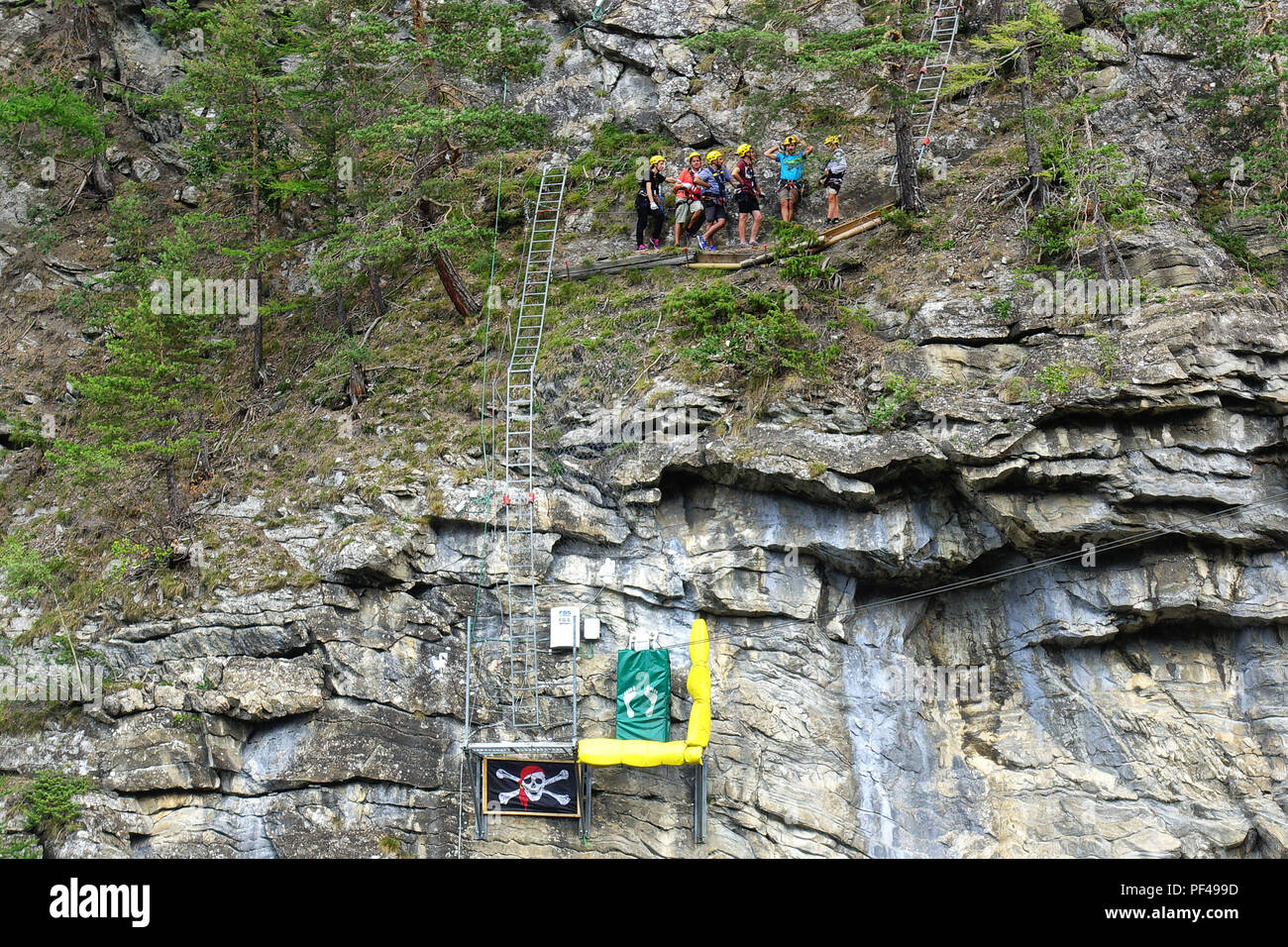 Passerelle suspendue au-dessus de la gorge du parc de Pré-Saint-Didier - Pré-Saint-Didier, Aoste / Italie Banque D'Images
