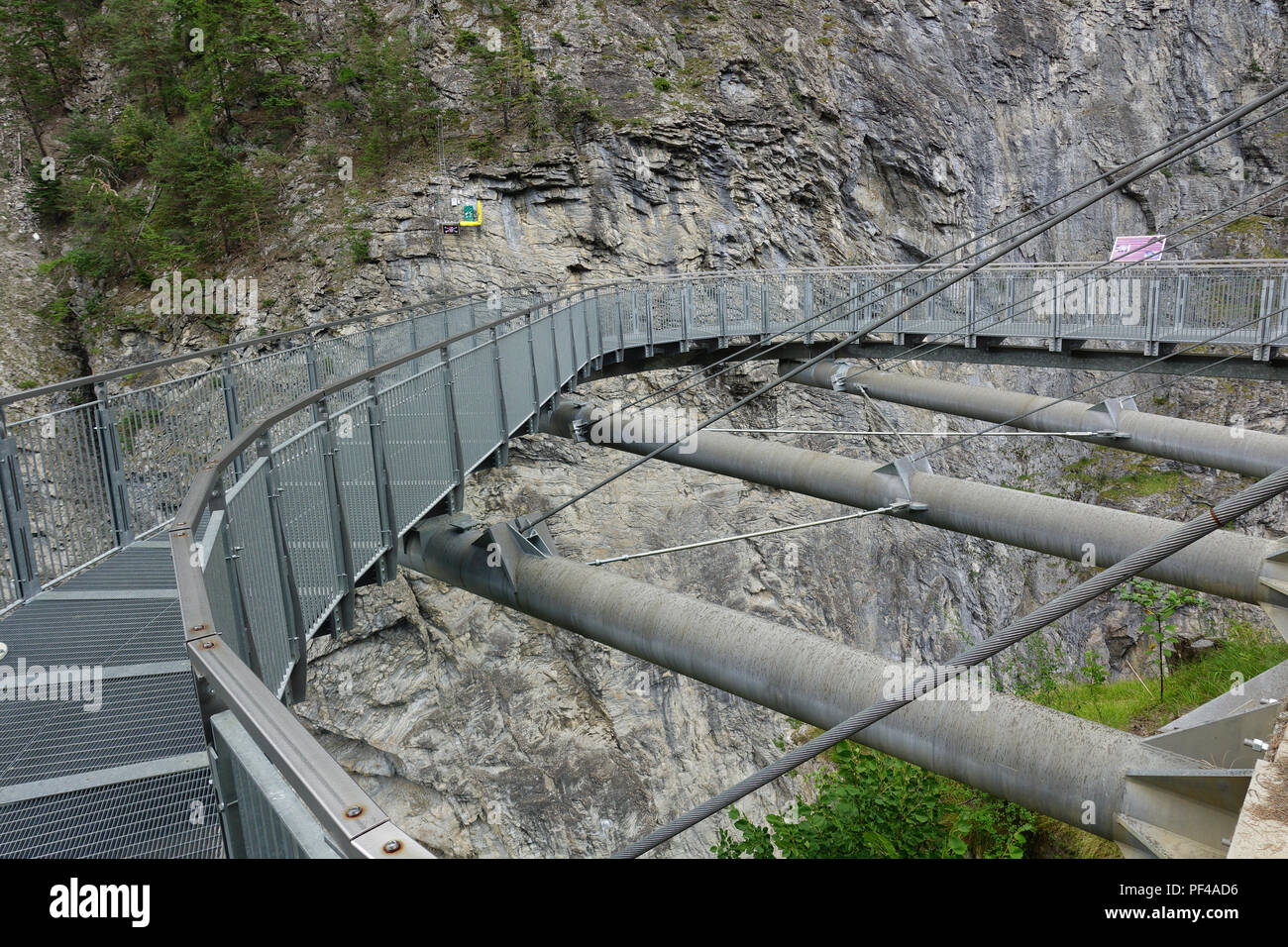 Passerelle suspendue au-dessus de la gorge du parc de Pré-Saint-Didier - Pré-Saint-Didier, Aoste / Italie Banque D'Images