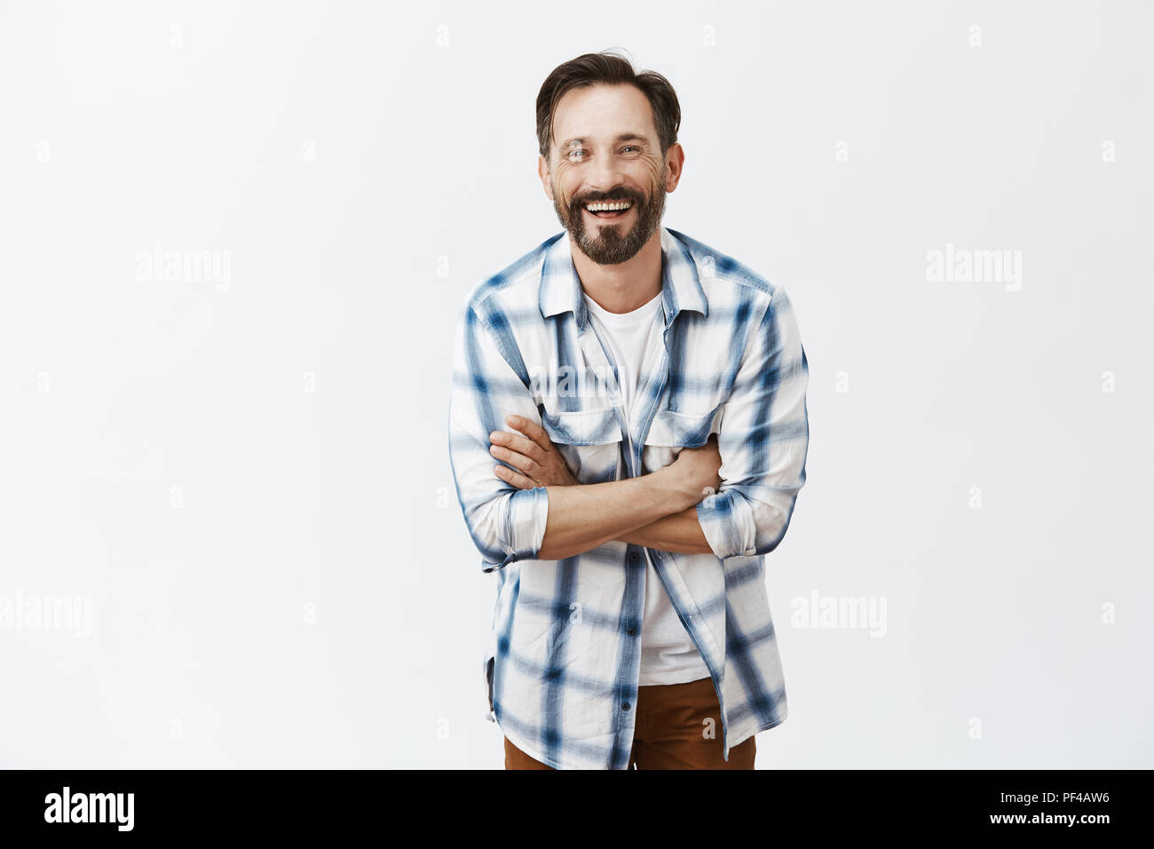 Des profils de bon à l'homme masculin avec barbe et moustache, rire, tenant les mains croisées et tout sourire, s'amusant de passer du temps avec joie, ami de travail, la consommation de bière en regardant match Banque D'Images