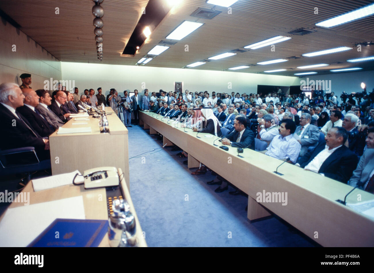 Bagdad, Irak - 16 octobre 1995 - Izzat Ibrahim al-Douri, homme d'État irakien et vice-président du Conseil du commandement révolutionnaire iraquien et chef du comité d'élections pour le référendum présidentiel le 15 octobre 1995, annonce les résultats à la presse, où le Président Saddam Hussein a remporté 99,96  % des voix. La seule question sur le bulletin de papier du référendum est 'Do que vous approuvez le Président Saddam Hussein d'être président de la République ? L'iraquien trouver plus difficile de maintenir un niveau de vie décent en raison de la stricte des sanctions des Nations Unies imposées durant les années 1990 en raison de l'invasion Banque D'Images