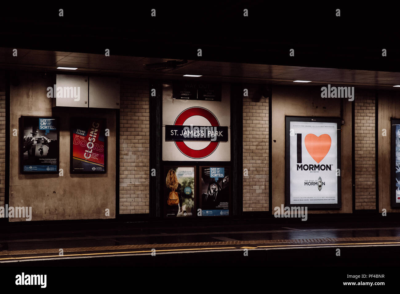 Silence dans le métro Banque D'Images