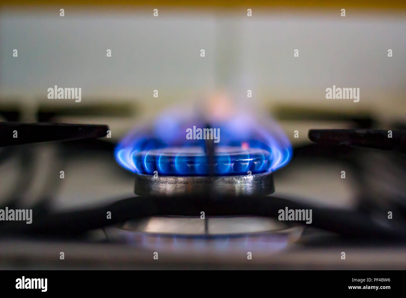 La combustion du gaz de cuisine à partir d'une cuisinière à gaz Banque D'Images