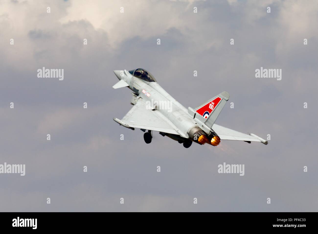 L'Eurofighter Typhoon de la RAF RGF4 avec la RAF100 Logo sur la queue célébrant le centenaire de la Royal Air Force au RIAT 2018 Banque D'Images