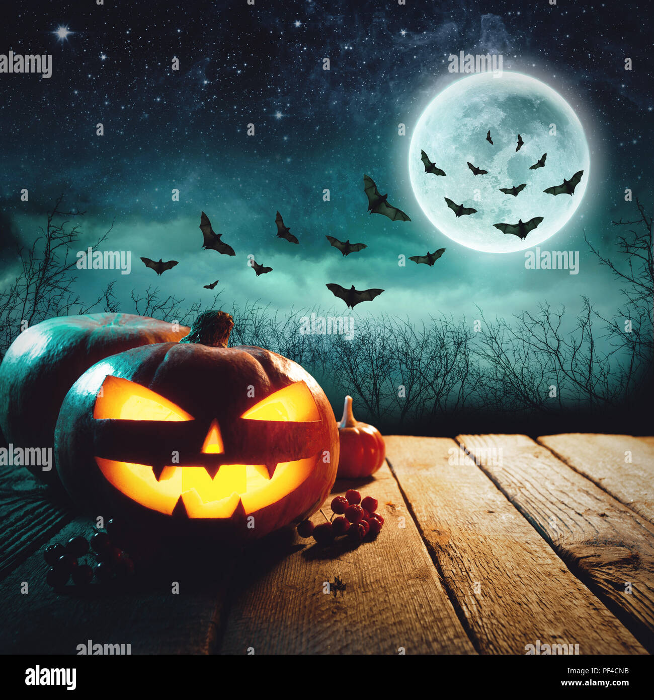 Halloween Citrouille en forêt sombre. Arrière-plan de l'Halloween. Halloween citrouille avec cimetière Banque D'Images