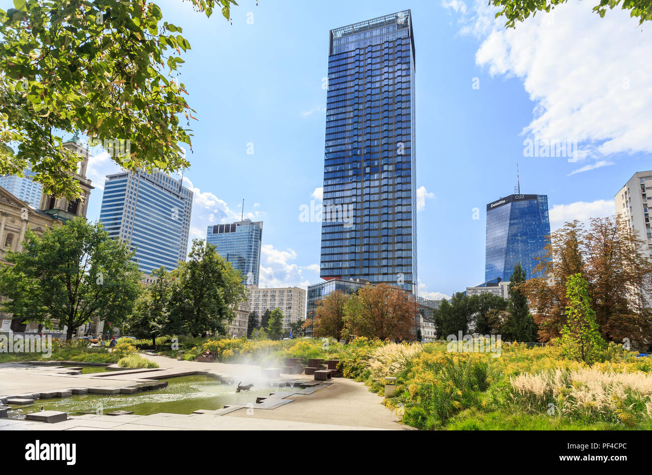 Varsovie, Plac Grzybowski Square. Vue vers la rue Twarda et cosmopolite de l'immeuble, Twarda 2/4, anciennement connu sous le nom de Tour ou Twarda Hines Tower. Banque D'Images