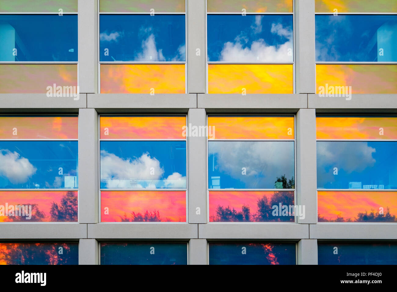 Les reflets dans les fenêtres recouvertes de couleur Banque D'Images