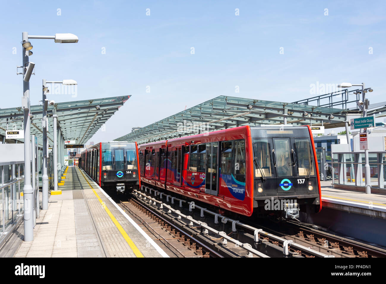 Les trains DLR sur les plates-formes à la station West India Quay, Canary Wharf, London Borough de Tower Hamlets, Greater London, Angleterre, Royaume-Uni Banque D'Images