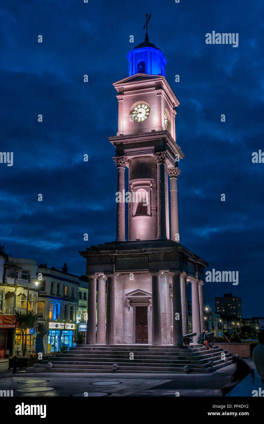 La tour de l'horloge,allumé,War Memorial,mer,Herne Bay, Kent,UK,Angleterre,Côte Banque D'Images