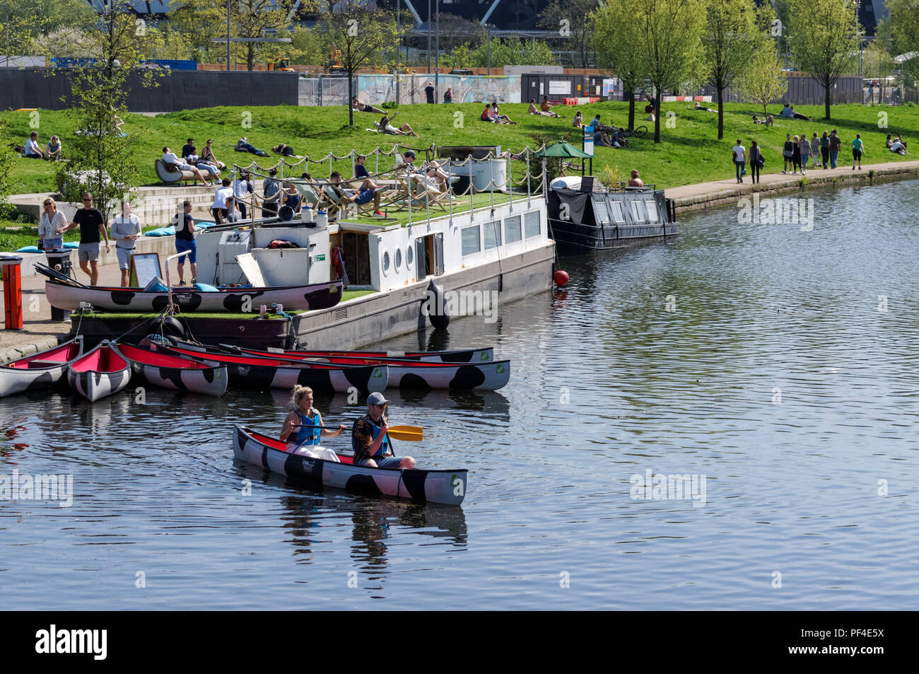 Les personnes bénéficiant d'un printemps ensoleillé sur la rivière Lea à Hackney, Londres Angleterre Royaume-Uni UK Banque D'Images
