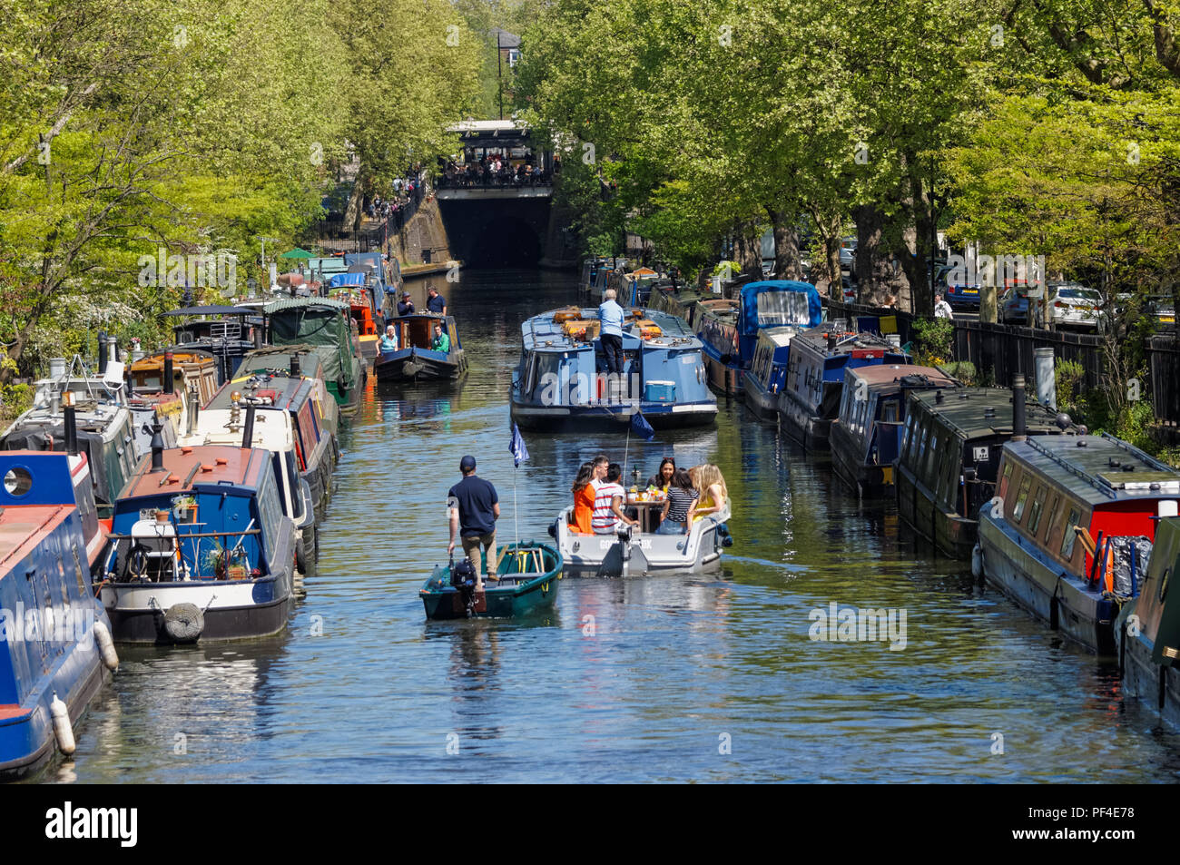 Les gens appréciant le temps ensoleillé sur Regent's canal à Little Venice, Londres Angleterre Royaume-Uni Banque D'Images