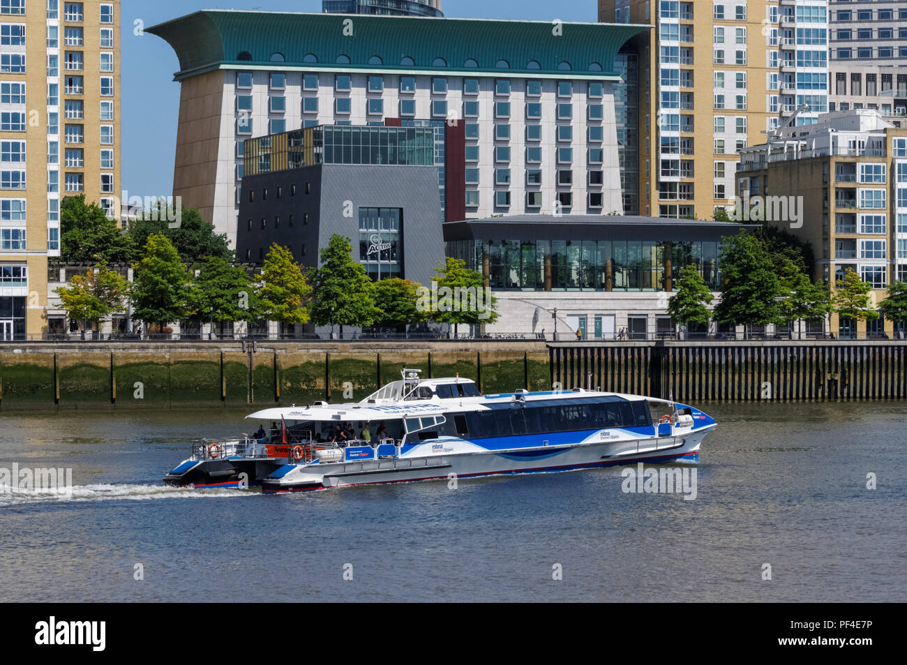 Thames clipper à Canary Wharf, London England Royaume-Uni UK Banque D'Images