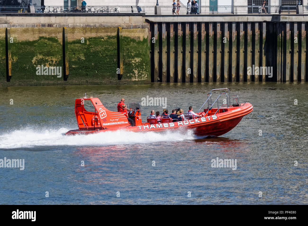 Les fusées de la Tamise en bateau touristique sur la Tamise à Londres Angleterre Royaume-Uni UK Banque D'Images