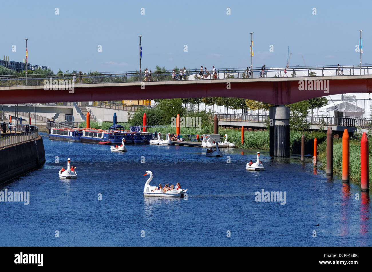 Pédalos Cygnes sur la rivière Lea au Queen Elizabeth Olympic Park, Londres Angleterre Royaume-Uni UK Banque D'Images