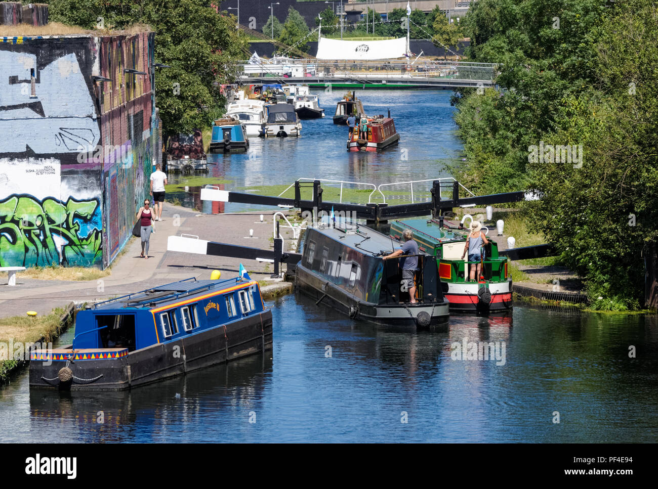 Narrowboats à Hertford Union Européenne écluse n° 3, Hertford Union Canal, Londres Angleterre Royaume-Uni UK Banque D'Images