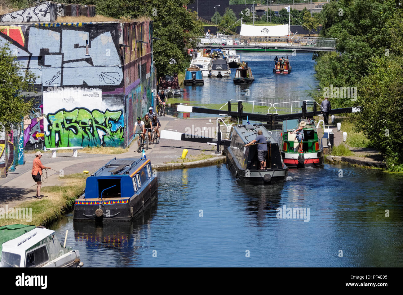 Narrowboats à Hertford Union Européenne écluse n° 3, Hertford Union Canal, Londres Angleterre Royaume-Uni UK Banque D'Images