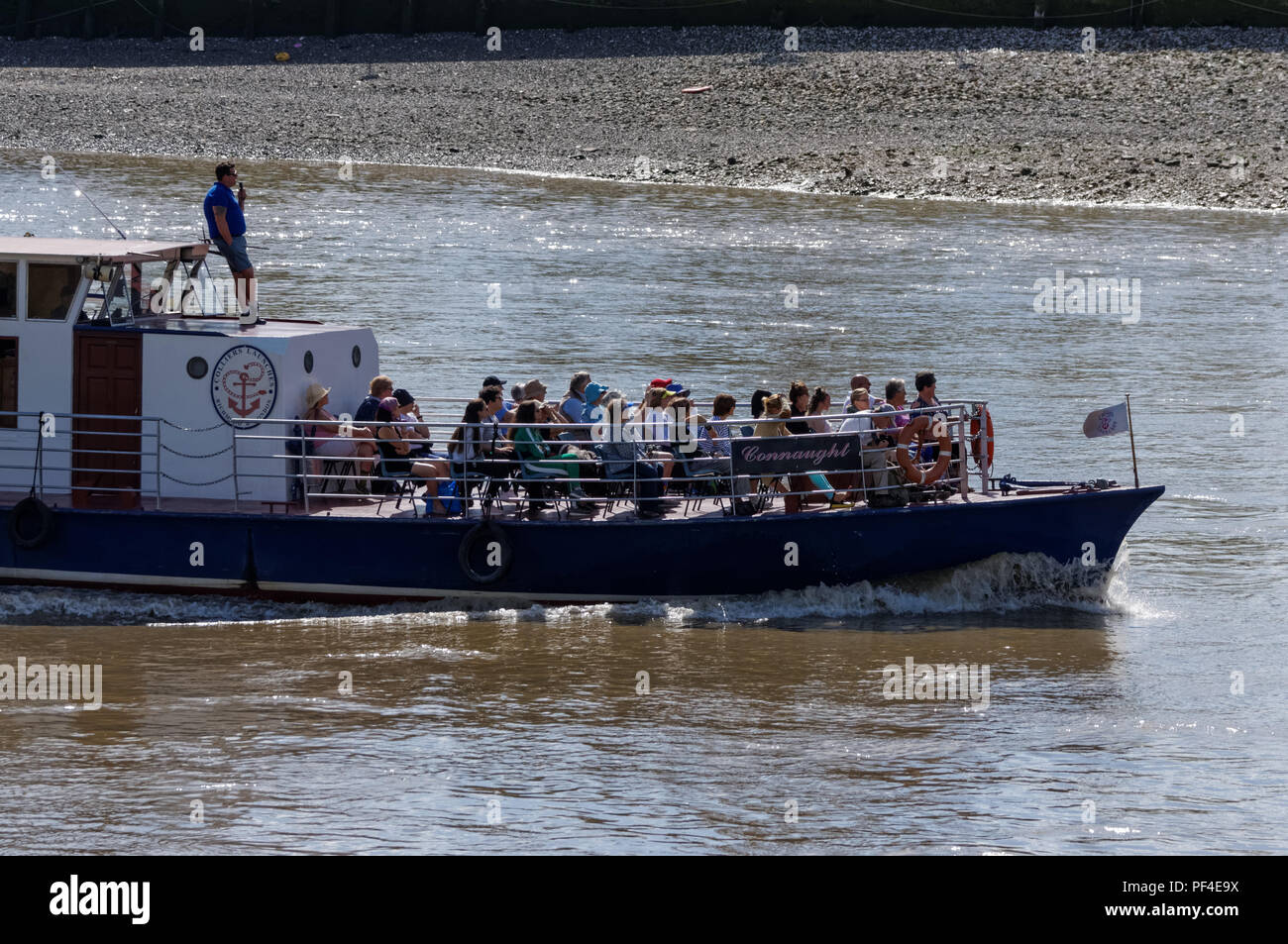 Les touristes à bord du bateau de croisière sur la Tamise à Londres Angleterre Royaume-Uni UK Banque D'Images