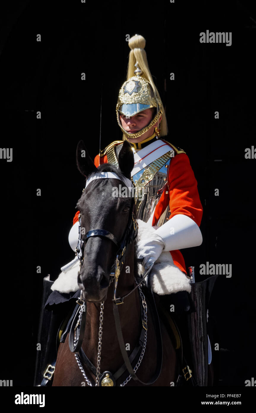 Un cavalier monté de la Household Cavalry à Horse Guards, Whitehall, Londres Angleterre Royaume-Uni UK Banque D'Images