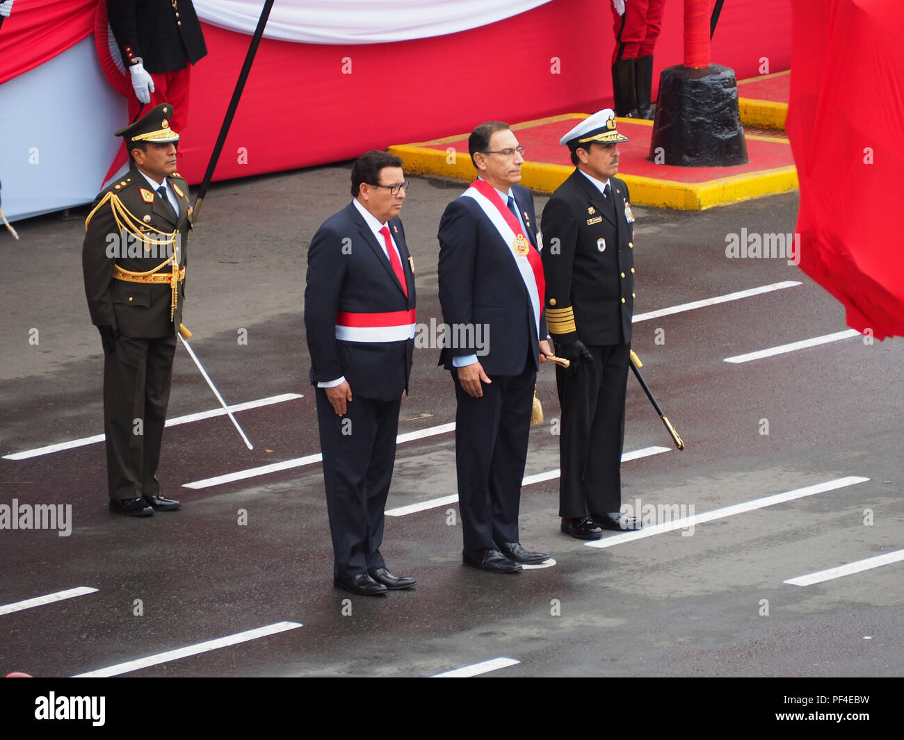 Le Président Martin Vizcarra (C) revoir les soldats au traditionnel défilé militaire pour le 197th anniversaire de la Journée de l'indépendance péruvienne Banque D'Images