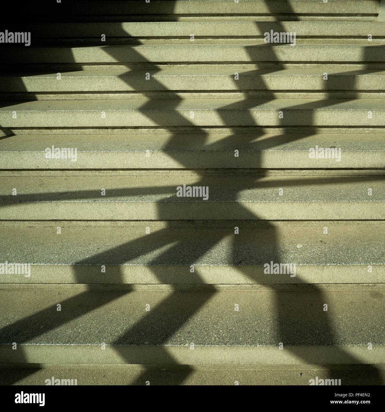 Ombre d'un auvent de fenêtre sur les marches d'un escalier Banque D'Images