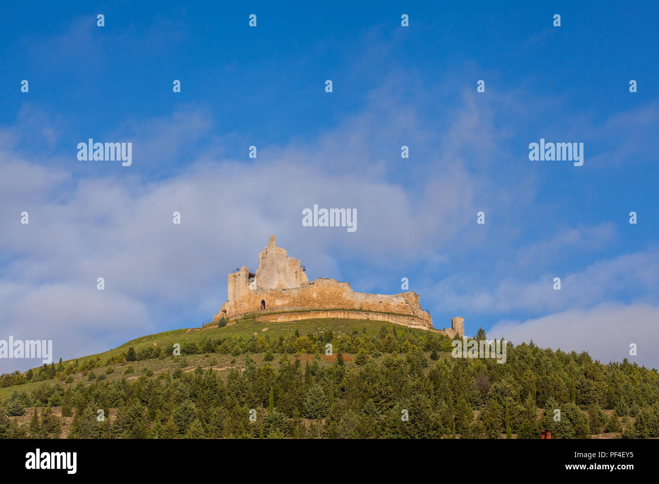 Les ruines du château des Templiers dans la ville espagnole de Castrojeriz vu depuis le sentier le Chemin de Saint Jacques le chemin de Saint Jacques Castille et Leon Espagne Banque D'Images