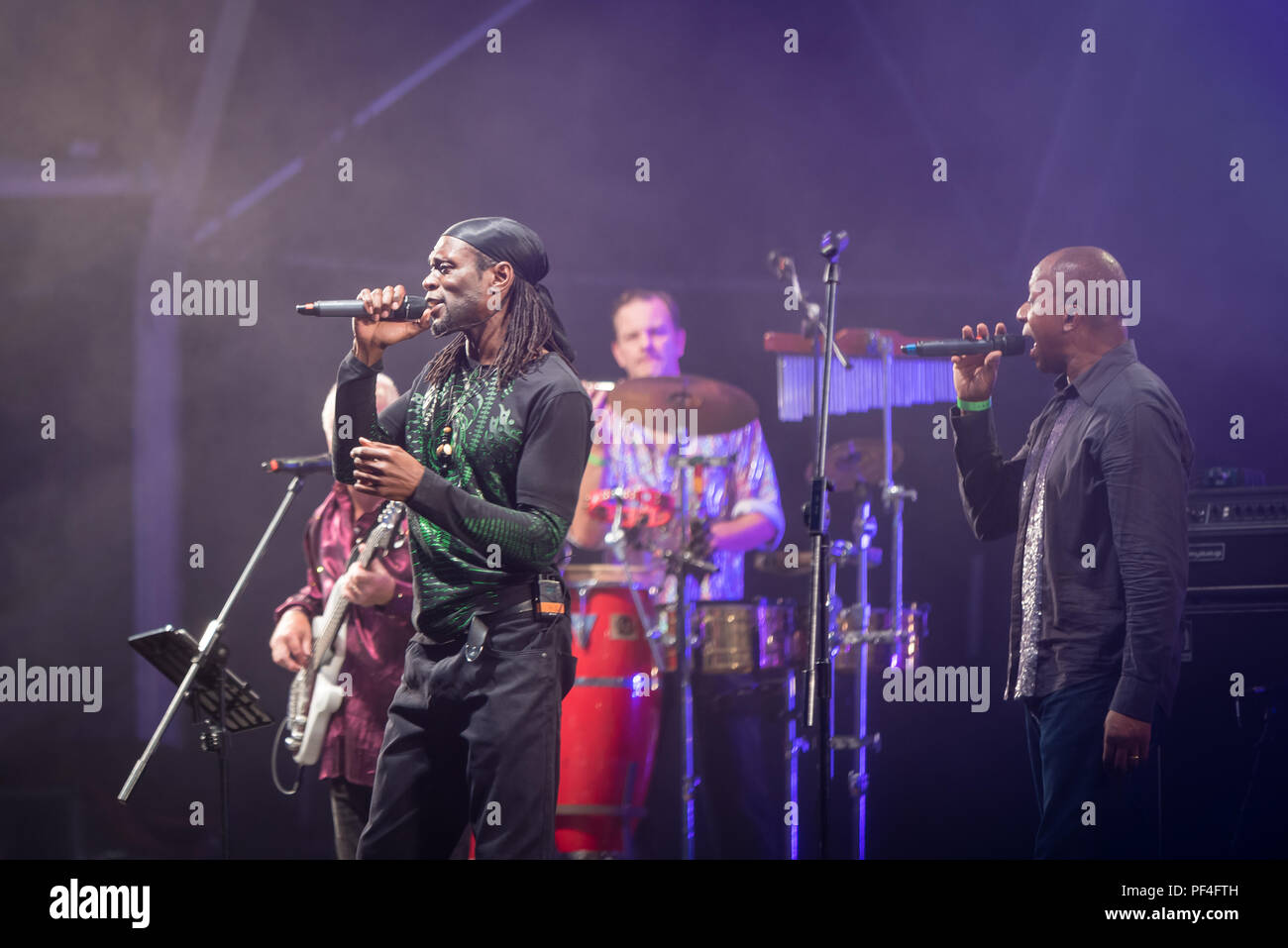 Londres, Royaume-Uni. 18 août, 2018. Sous les étoiles, Newham Council's popular gratuitement quatre jours de départ spectaculaire de la musique, le 16 août. Le troisième soir de sous les étoiles, l'événement a été mis en place par Soul II Soul, qui célèbrent 30 ans. D'autres lois comprennent la loi sur l'ultime hommage Earth, Wind and Fire. Credit : Ilyas Ayub / Alamy Live News Banque D'Images